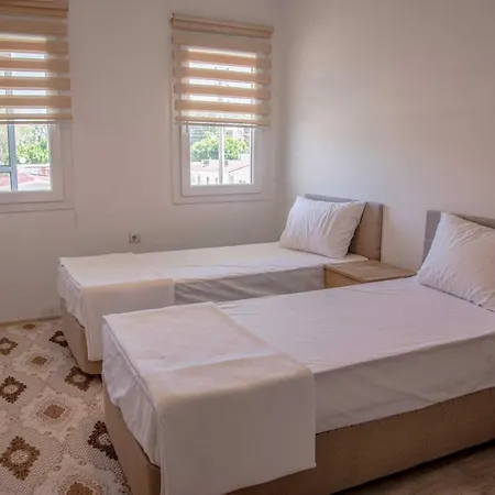 Yaliyani Yalıçiftlik